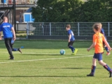 Laatste training S.K.N.W.K. JO8-1 (partijtje tegen de ouders) van maandag 2 juni 2025 (85/123)